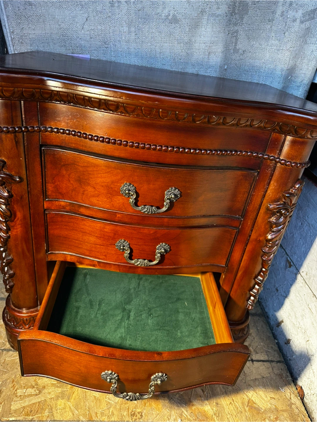 Vintage Carved 3 Drawers Dresser – Solid Wood - photo 2