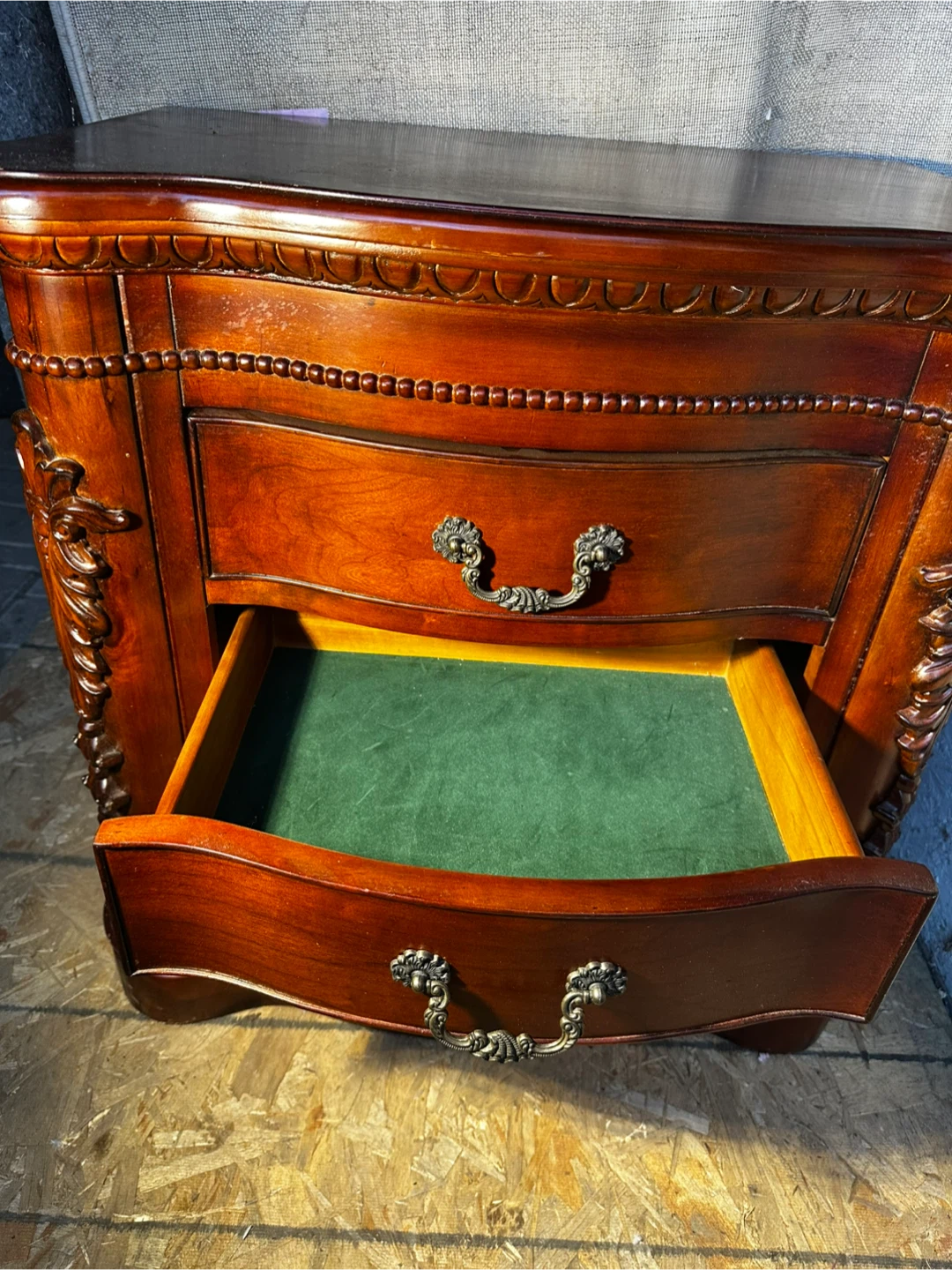 Vintage Carved 3 Drawers Dresser – Solid Wood - photo 3