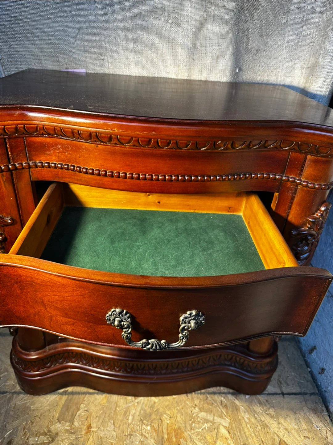 Vintage Carved 3 Drawers Dresser – Solid Wood - photo 4
