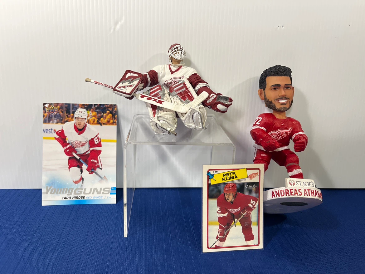 Red Wings Memorabilia Lot - Yzerman, Fedorov, Hasek - photo 2