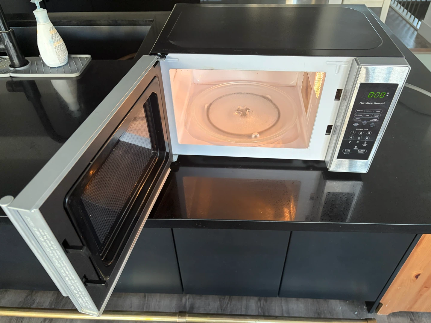 Hamilton Beach microwave oven for $60 - photo 2