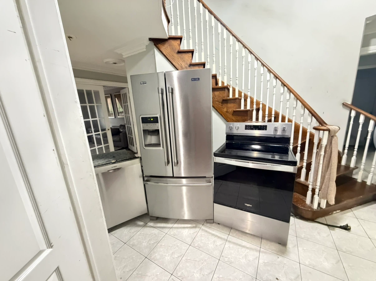 Like new 2024 stove with air fryer/fridge/dishwasher can deliver - photo 2