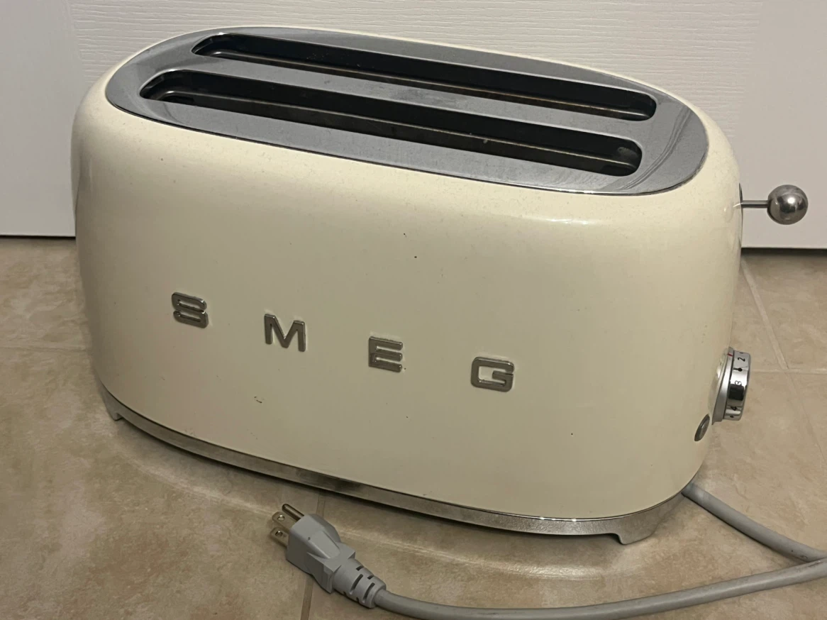 Smeg 2-Slice Toaster Cream (doesn’t hold down)
