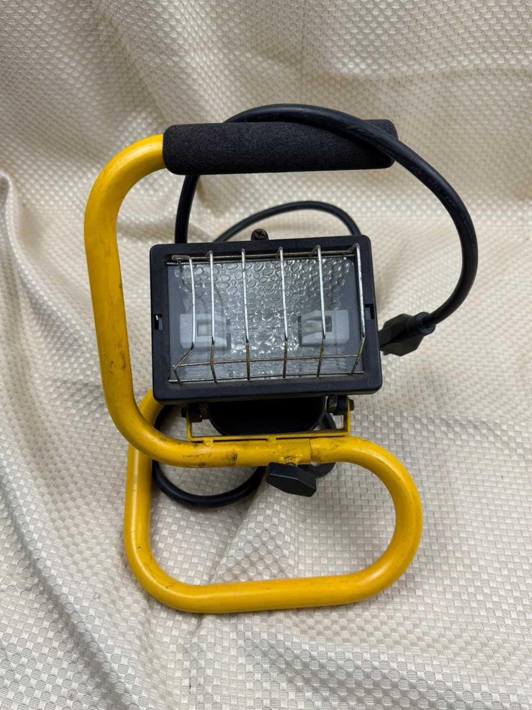 Portable yellow work light