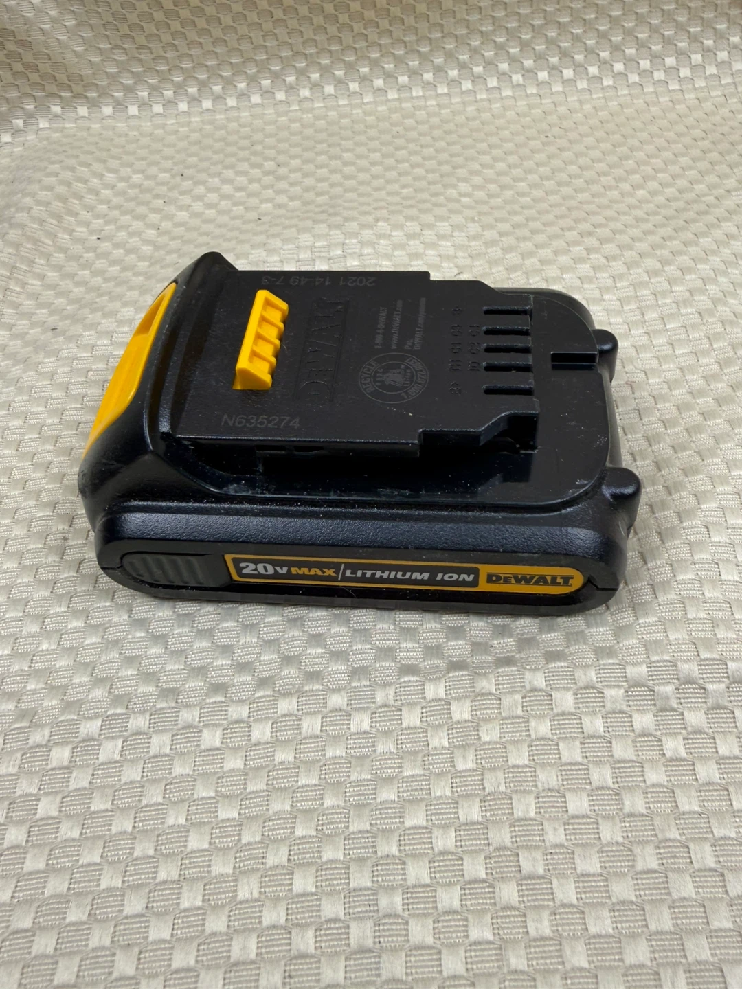 DeWalt 20V Max Battery and Charger - photo 5