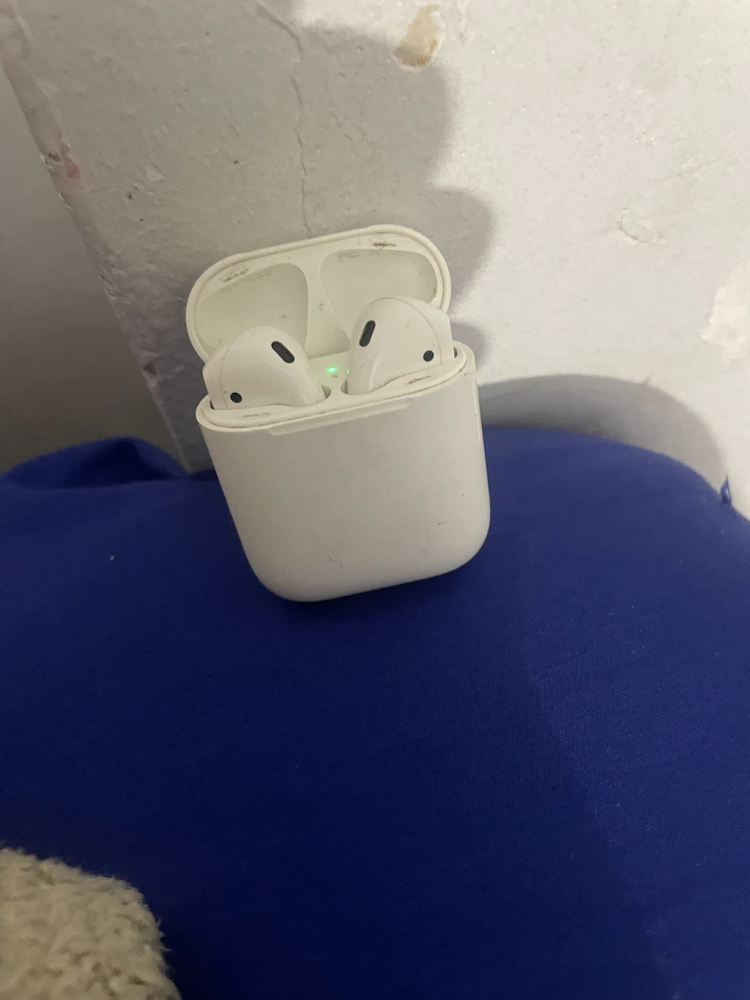 Apple AirPods with Charging Case - photo 2