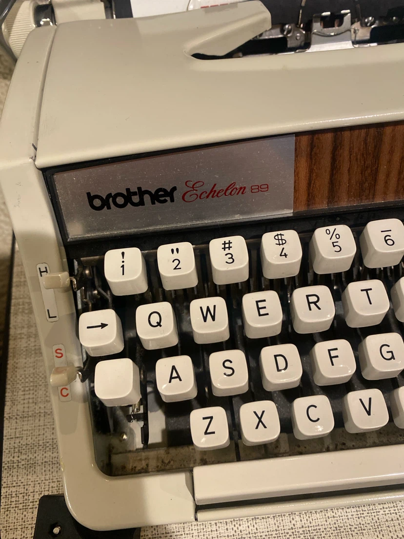 Brother Echelon 89 Typewriter - photo 3