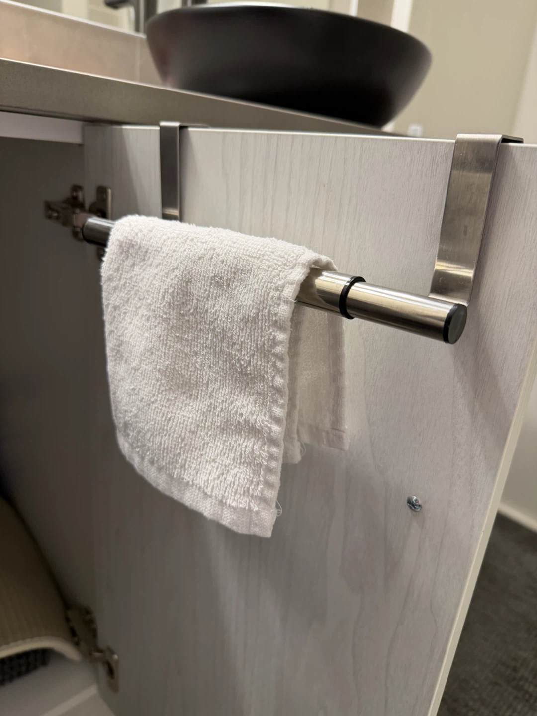 Over-the-cabinet towel bar - photo 3