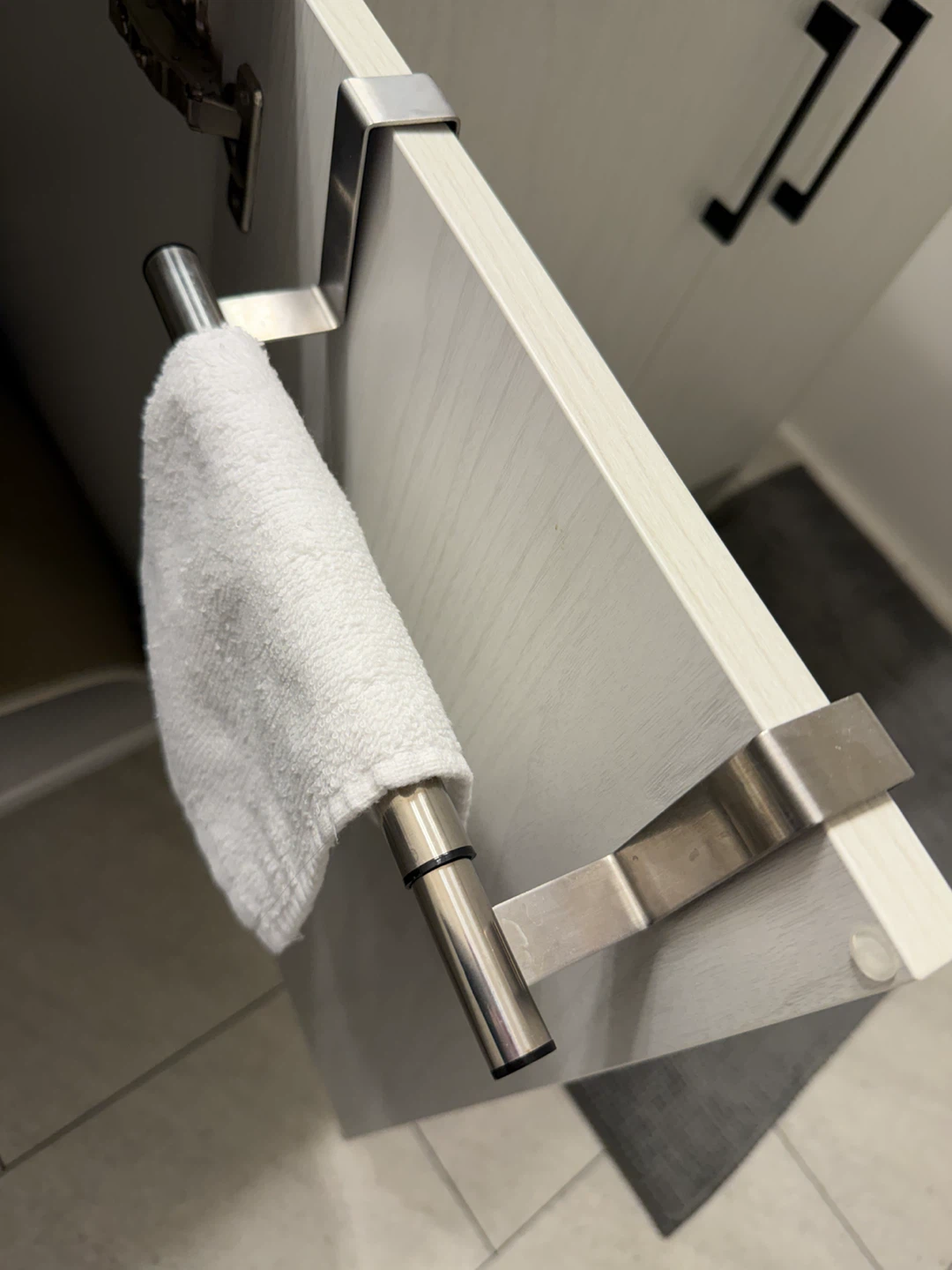 Over-the-cabinet towel bar - photo 4