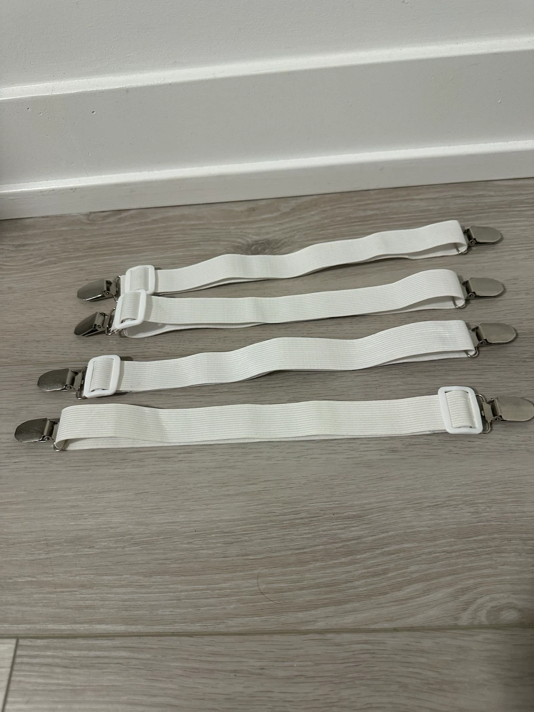 Set of 4 white bed sheet fasteners