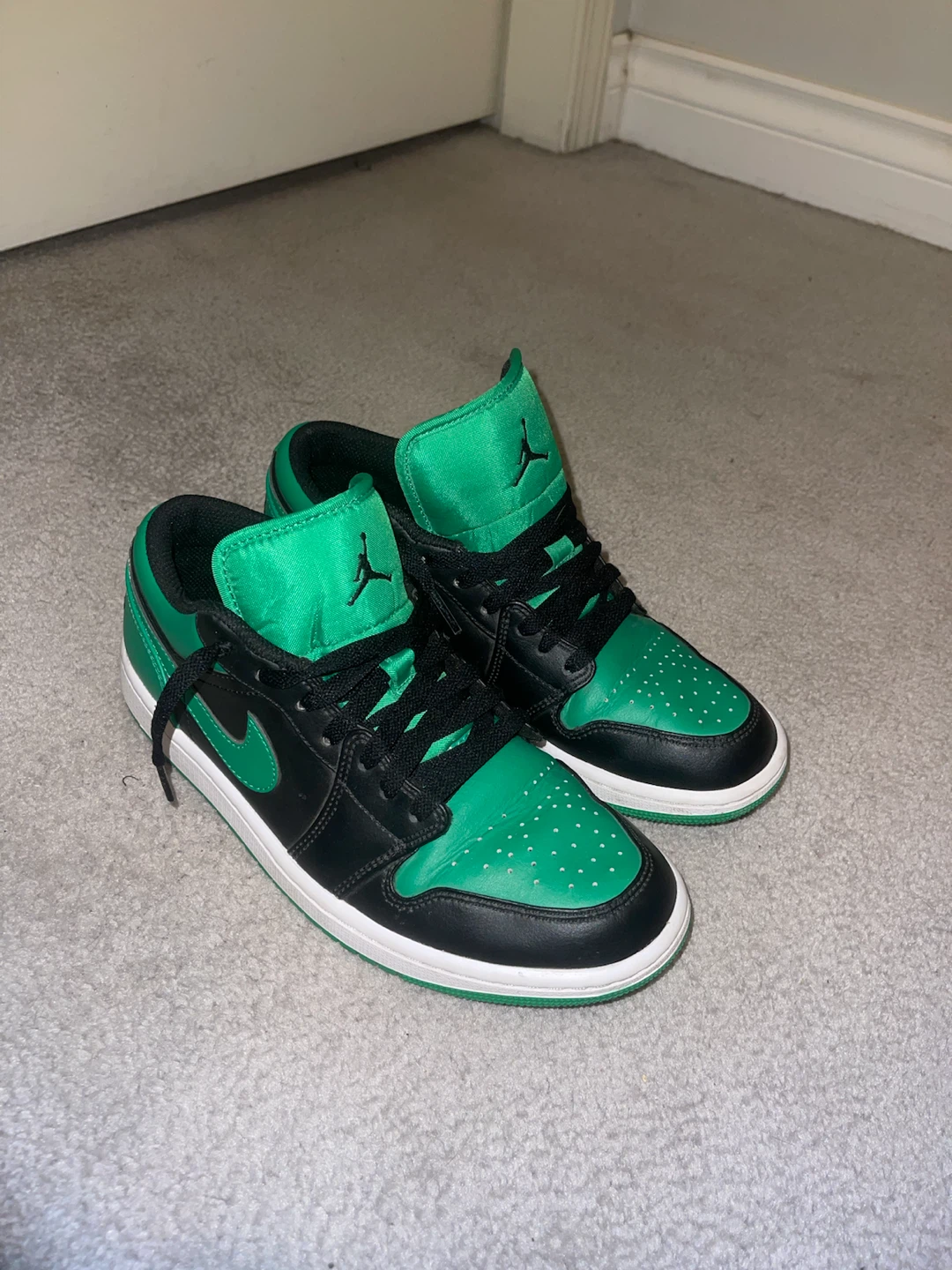 JORDAN 1s LUCKY GREEN LOWS