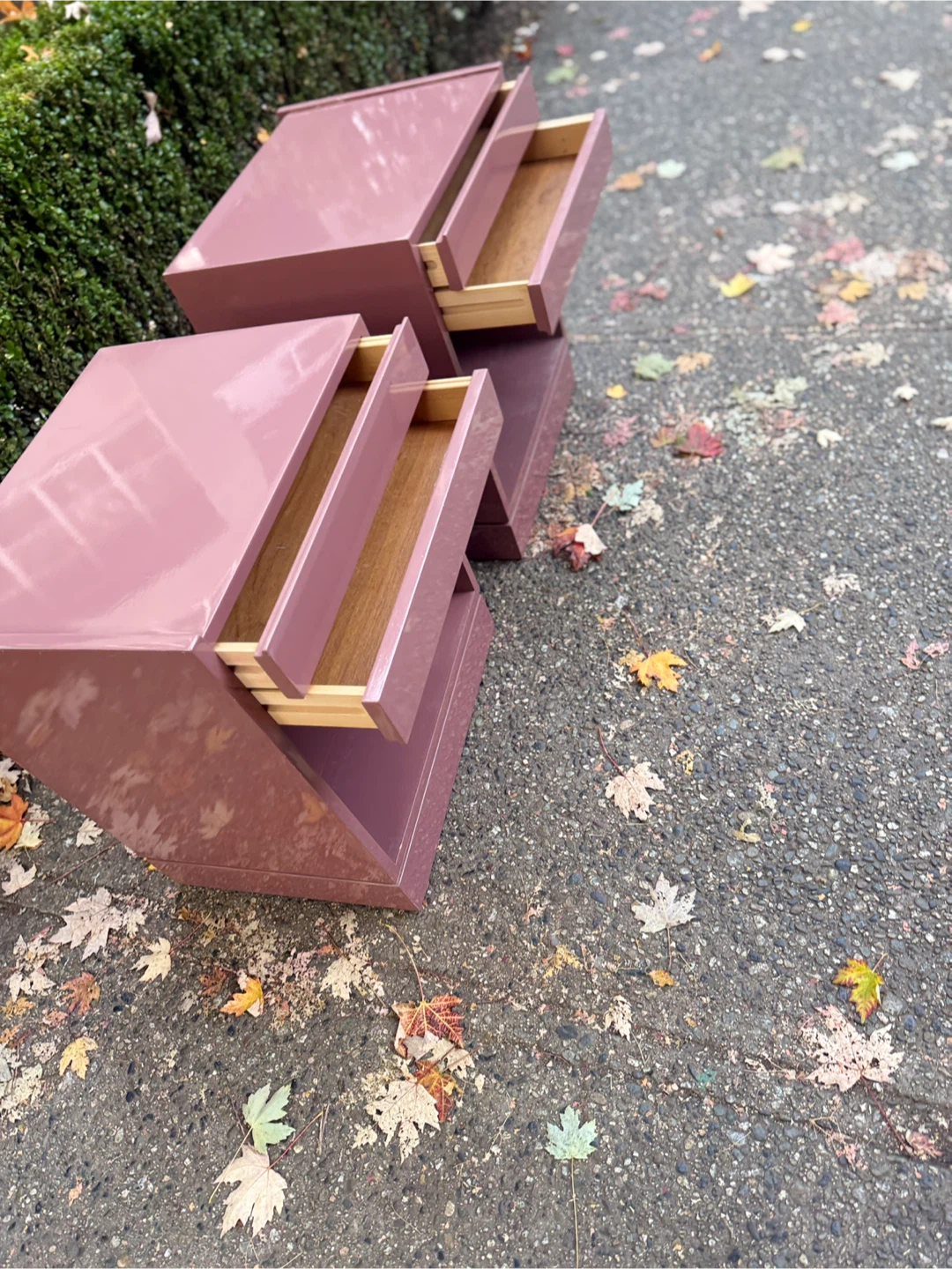 Set of Two Pink Lacquer Nightstands - photo 2