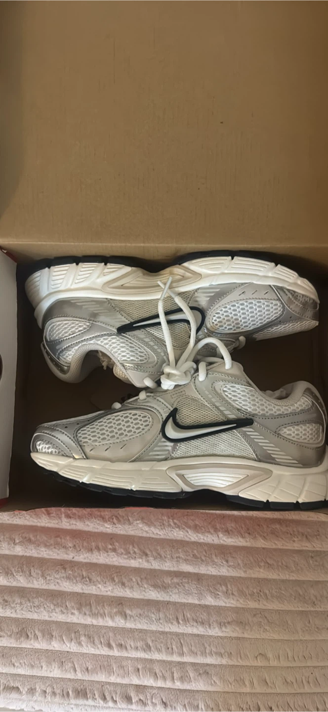 Nike V5 RNR Women's Sneakers Size 6.5