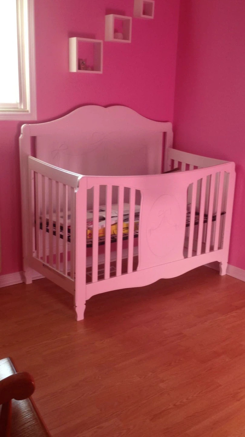 White crib excellent condition