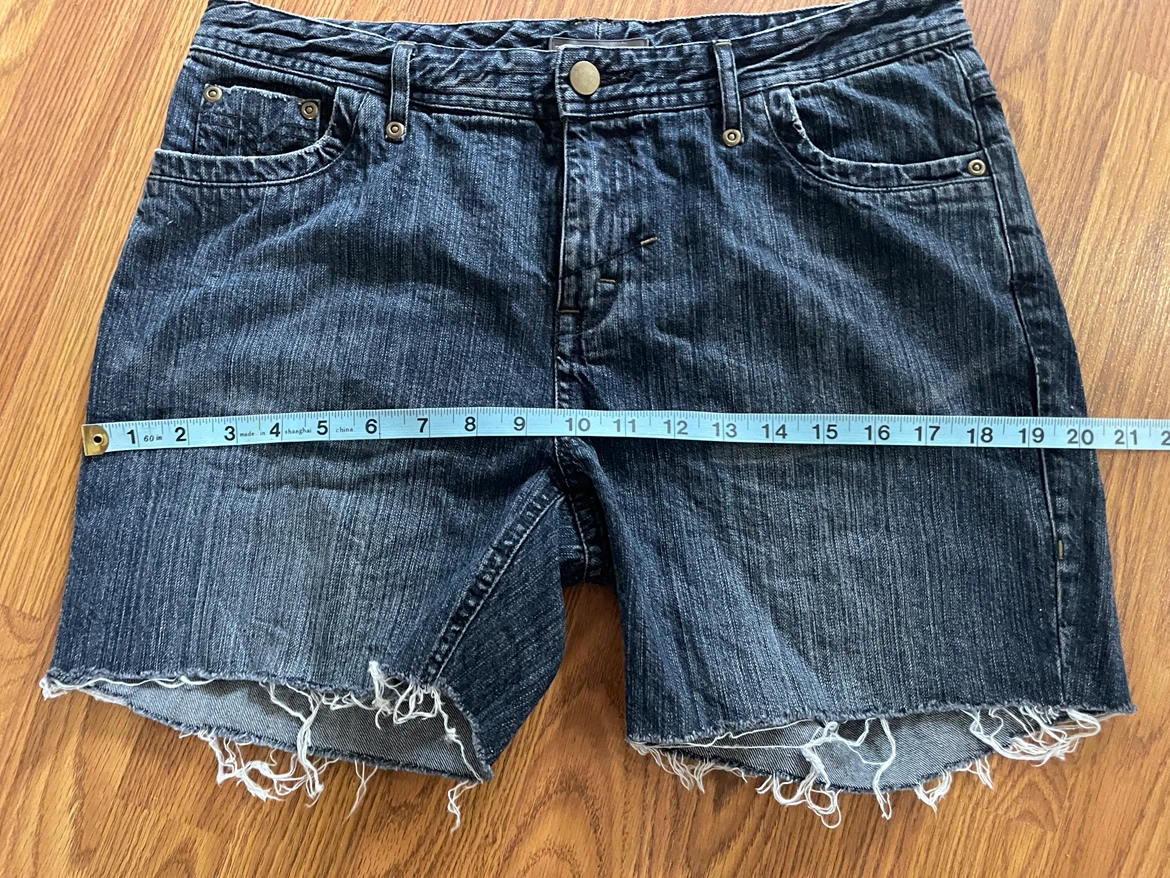 Tristan & Iseut women’s size 10 Y2K cutoff jean shorts, blue - photo 5