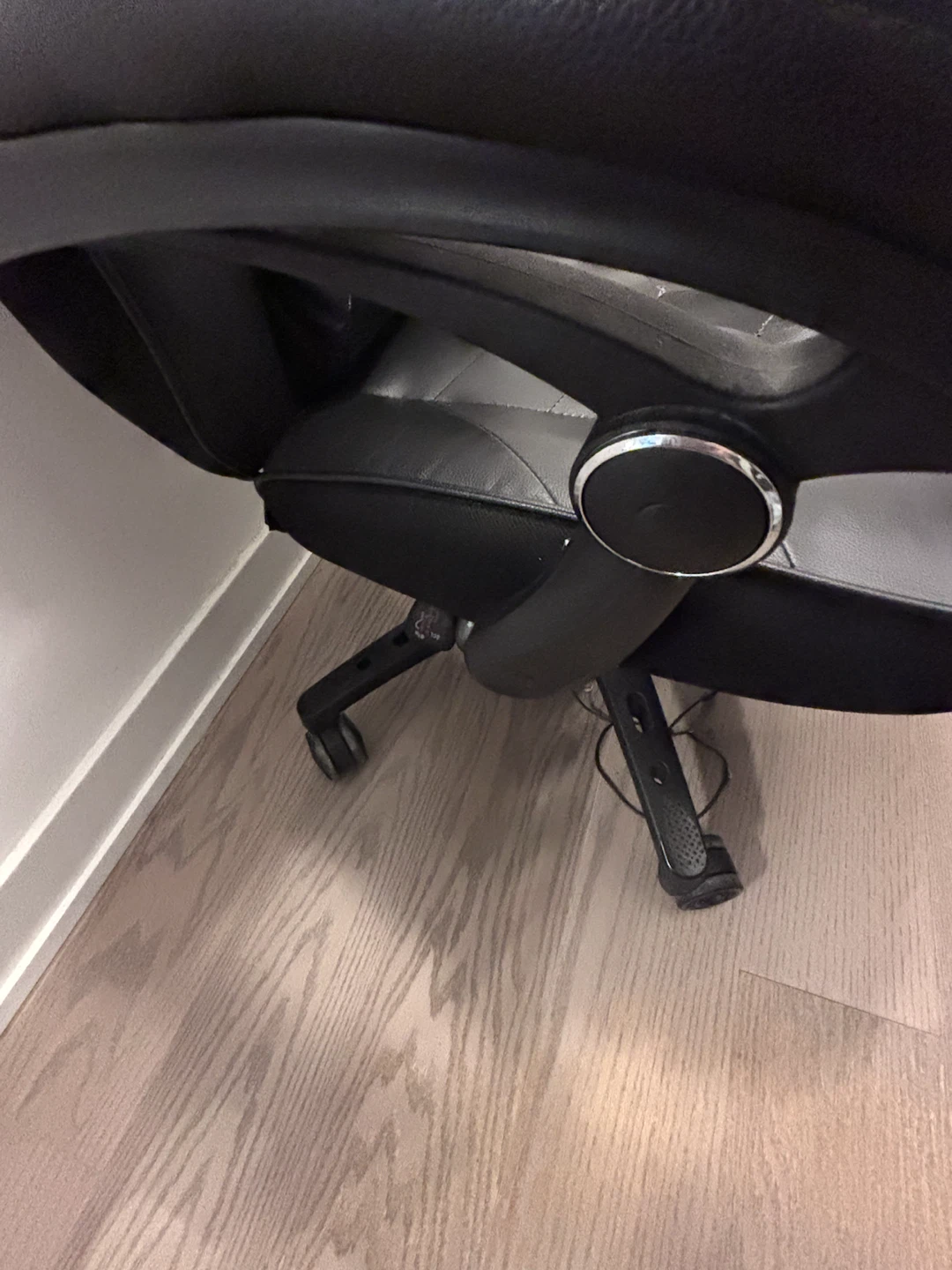 Black Gaming Chair with Footrest (open to offers) - photo 2