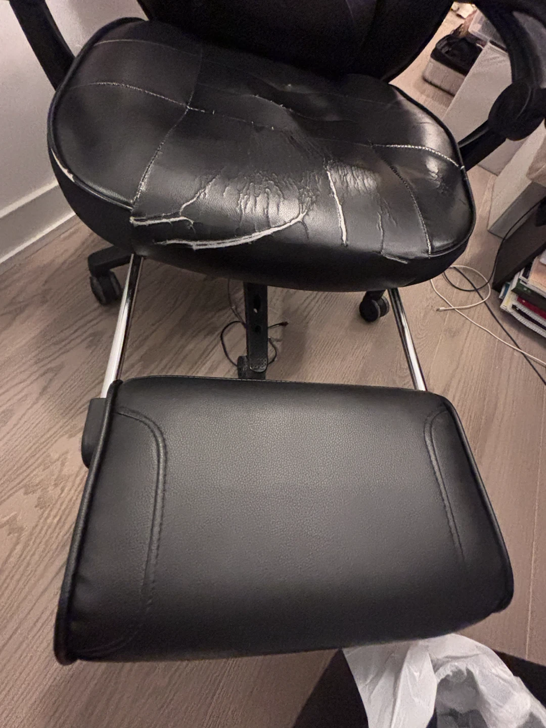 Black Gaming Chair with Footrest (open to offers) - photo 4