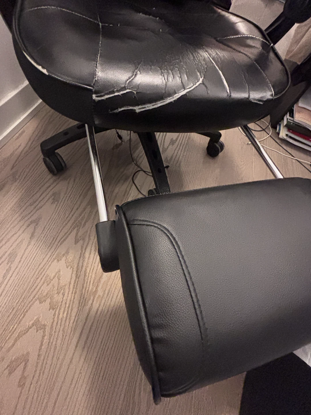 Black Gaming Chair with Footrest (open to offers) - photo 5