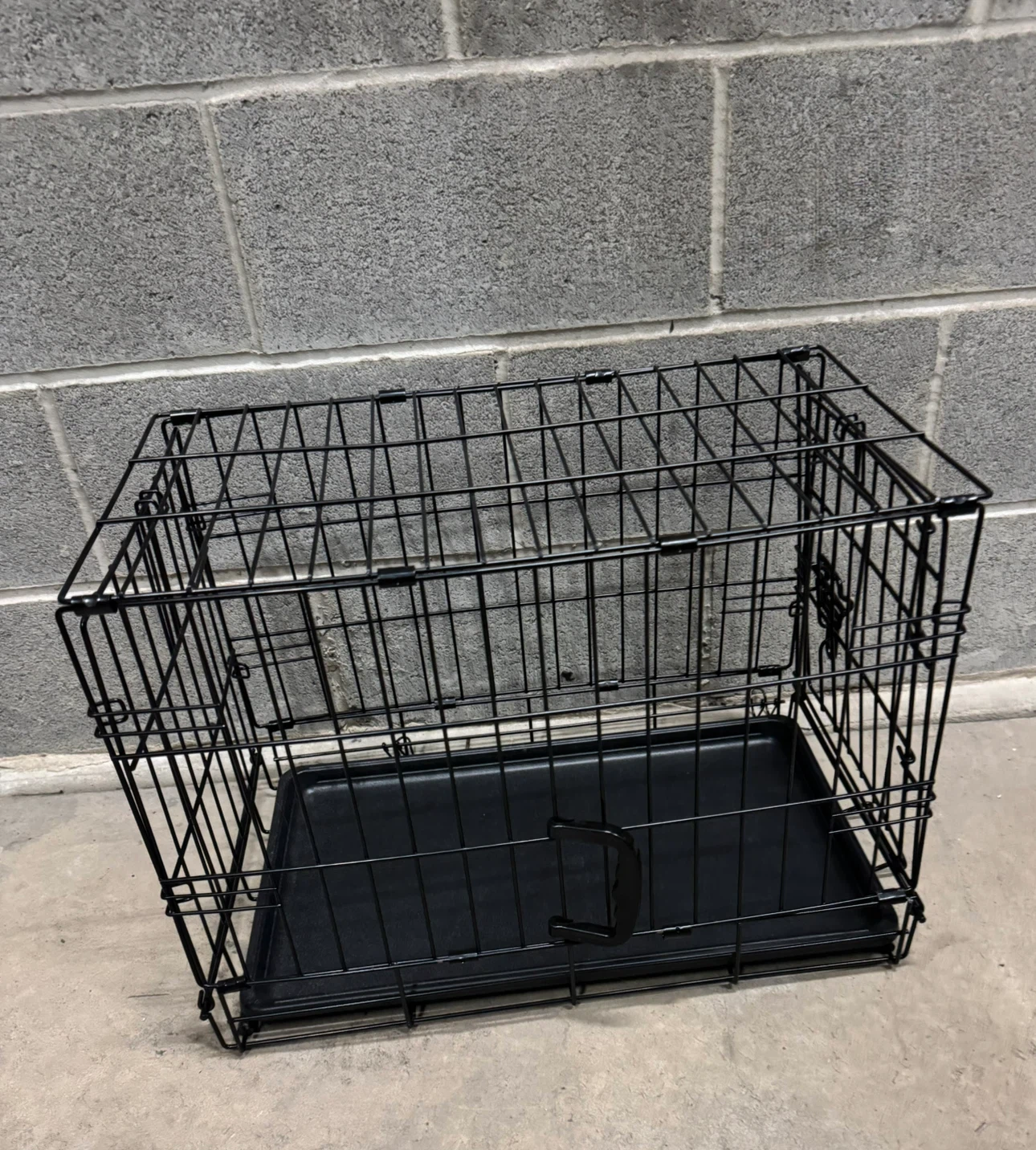 New Dog cage. With bottom tray 22-13-H16.5 (15$cash)