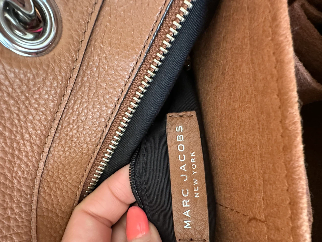Authentic Marc Jacobs Tan Leather Handbag - photo 3
