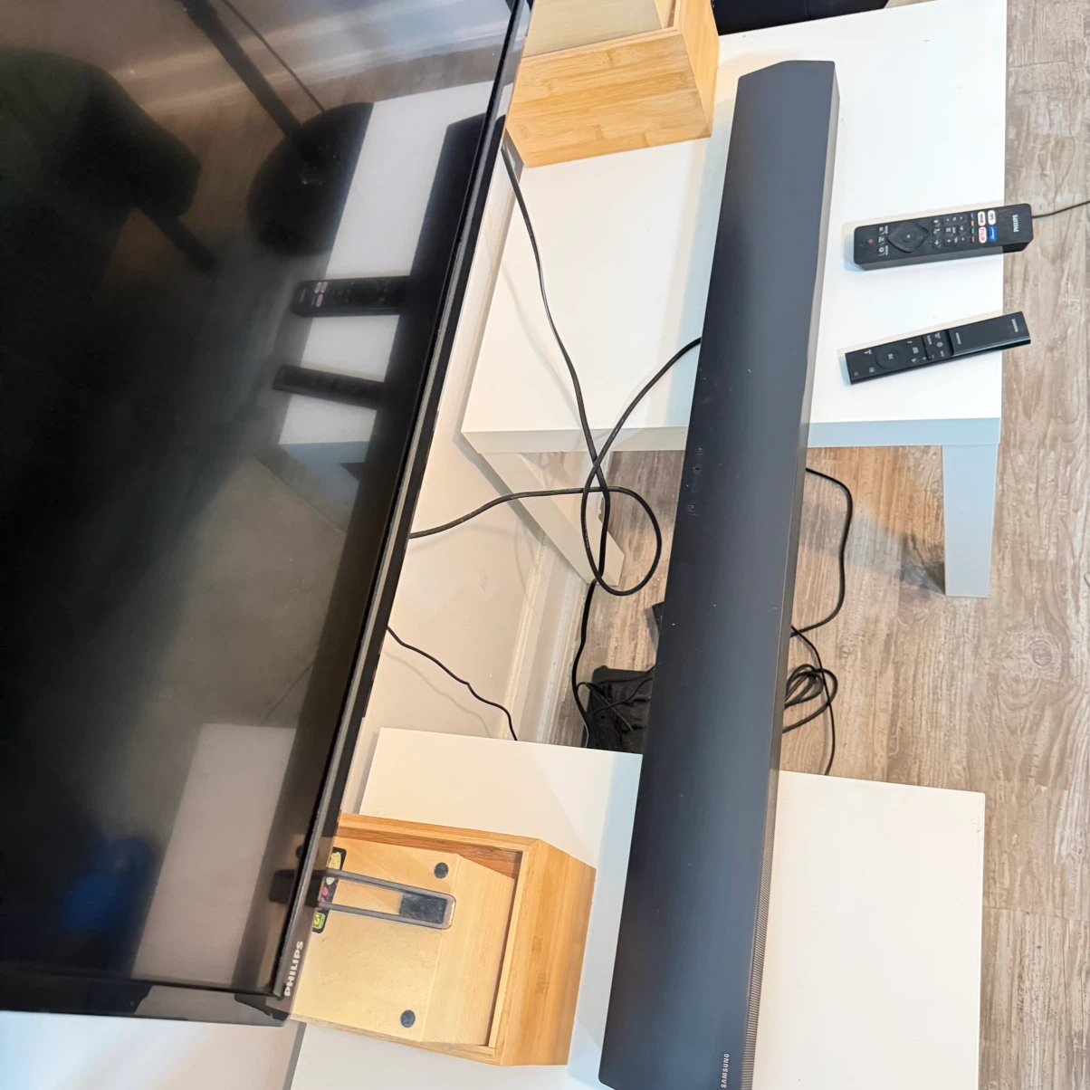 Samsung HW-B650F/ZC 3.1 Channel Sound Bar + Free Phillips Tv