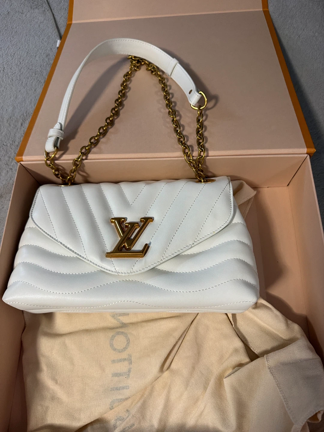 Louis Vuitton White Leather Shoulder Bag - photo 2