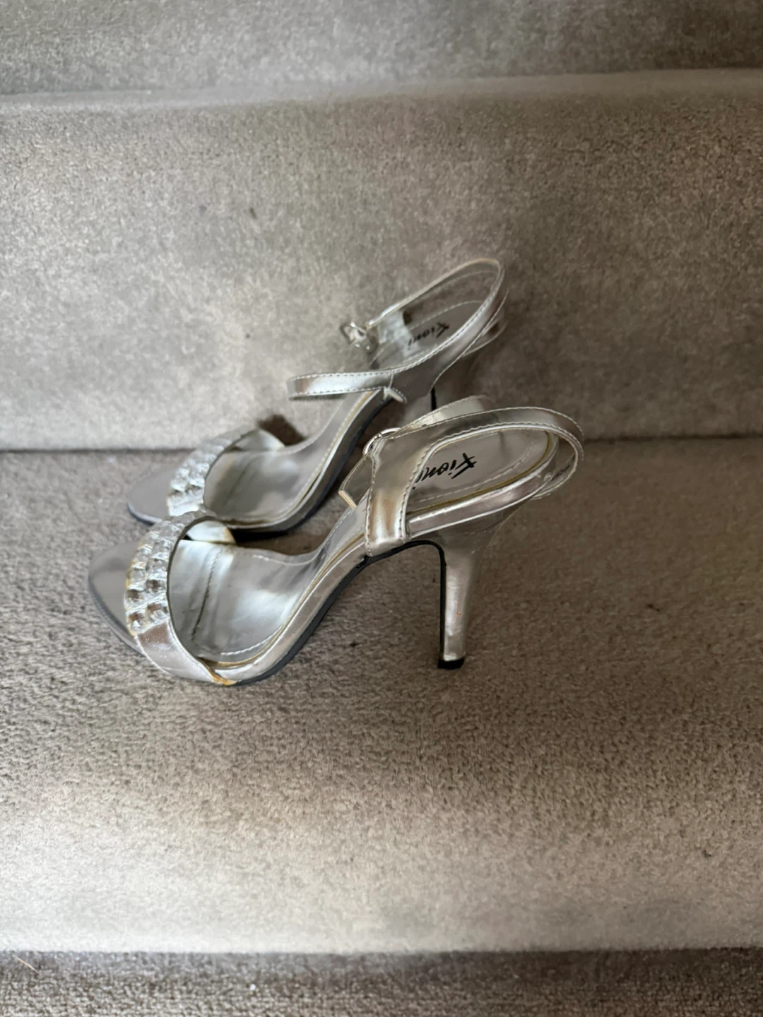 Fioni Night Silver Heels size 6 1/2 W - photo 3