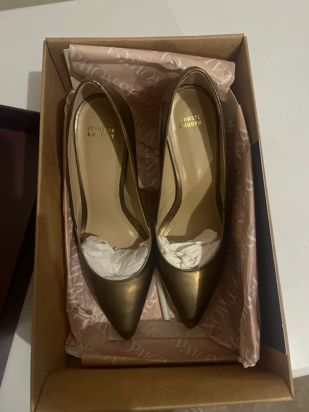 Johnston & Murphy Gold Heels Size 6