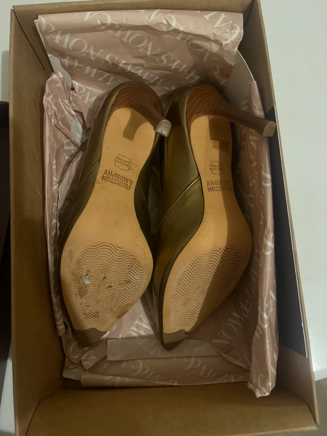 Johnston & Murphy Gold Heels Size 6 - photo 3