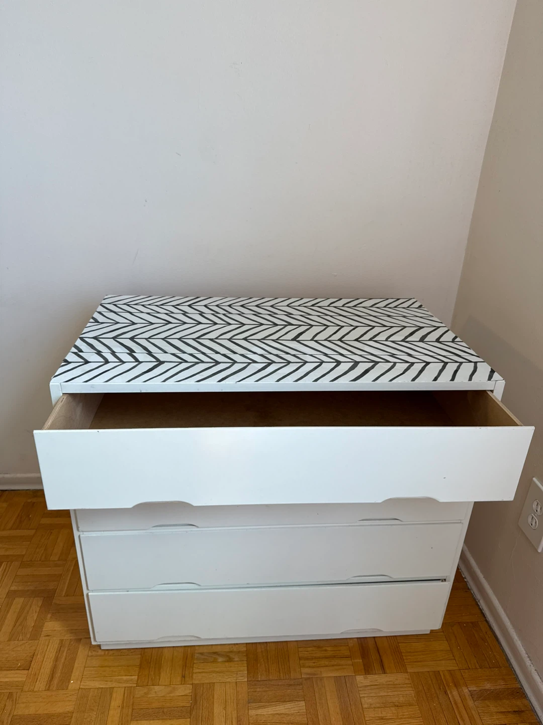 White 4-Drawer Dresser - photo 3