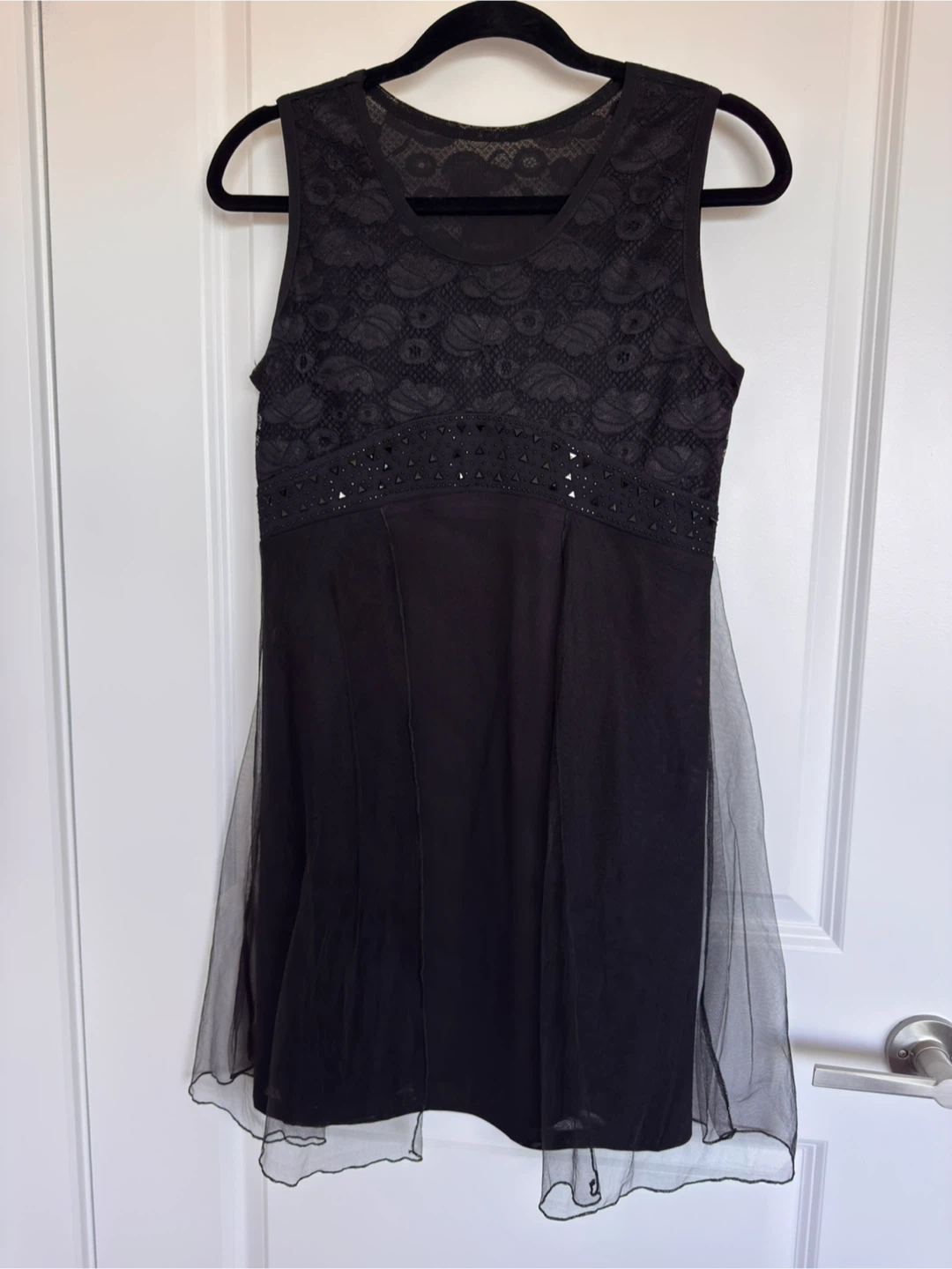 Black sleeveless lace night dress