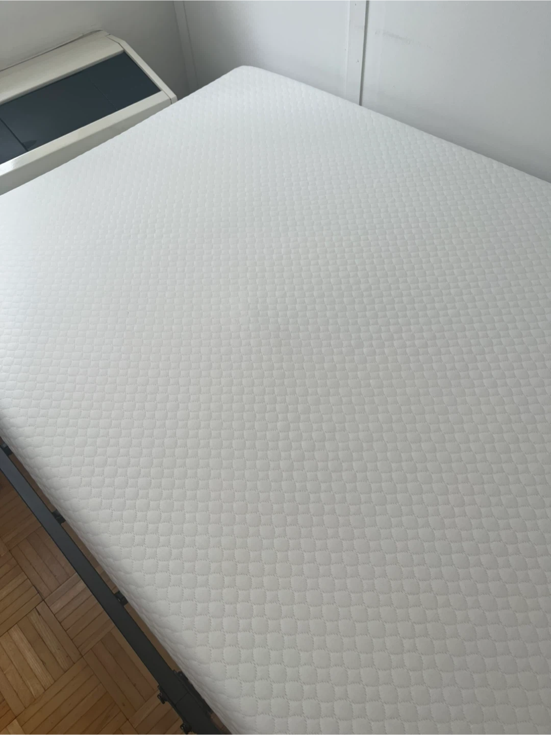 Twin size mattress with metal bed frame - photo 4