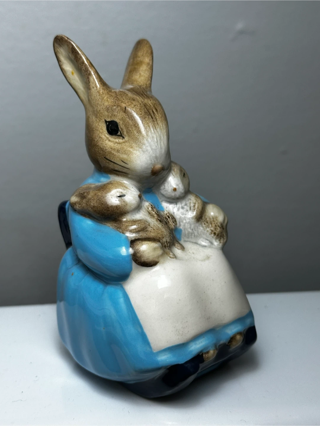 Royal Albert Mrs Rabbit and Bunnies Figurine 1989 - photo 2