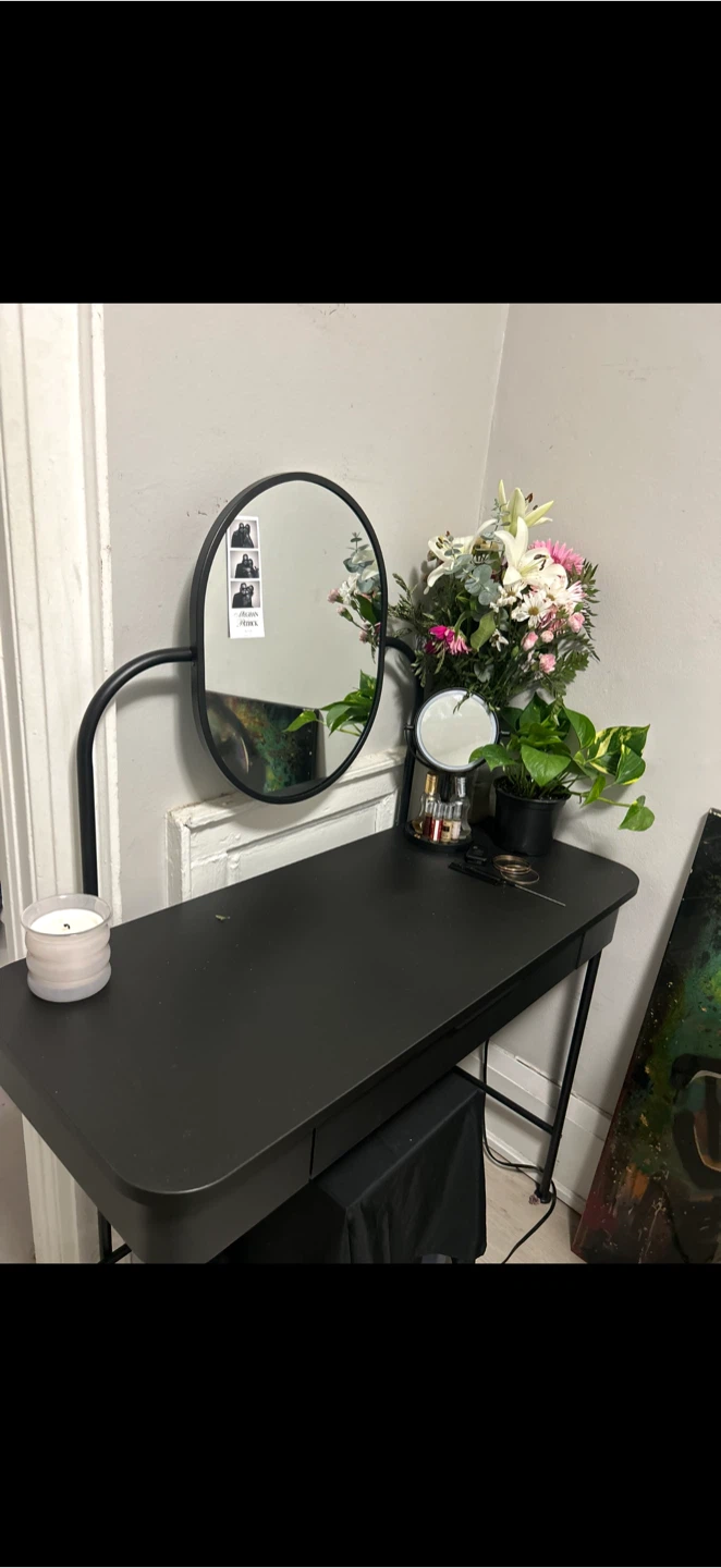 MAKEUP TABLE / DRESSING TABLE