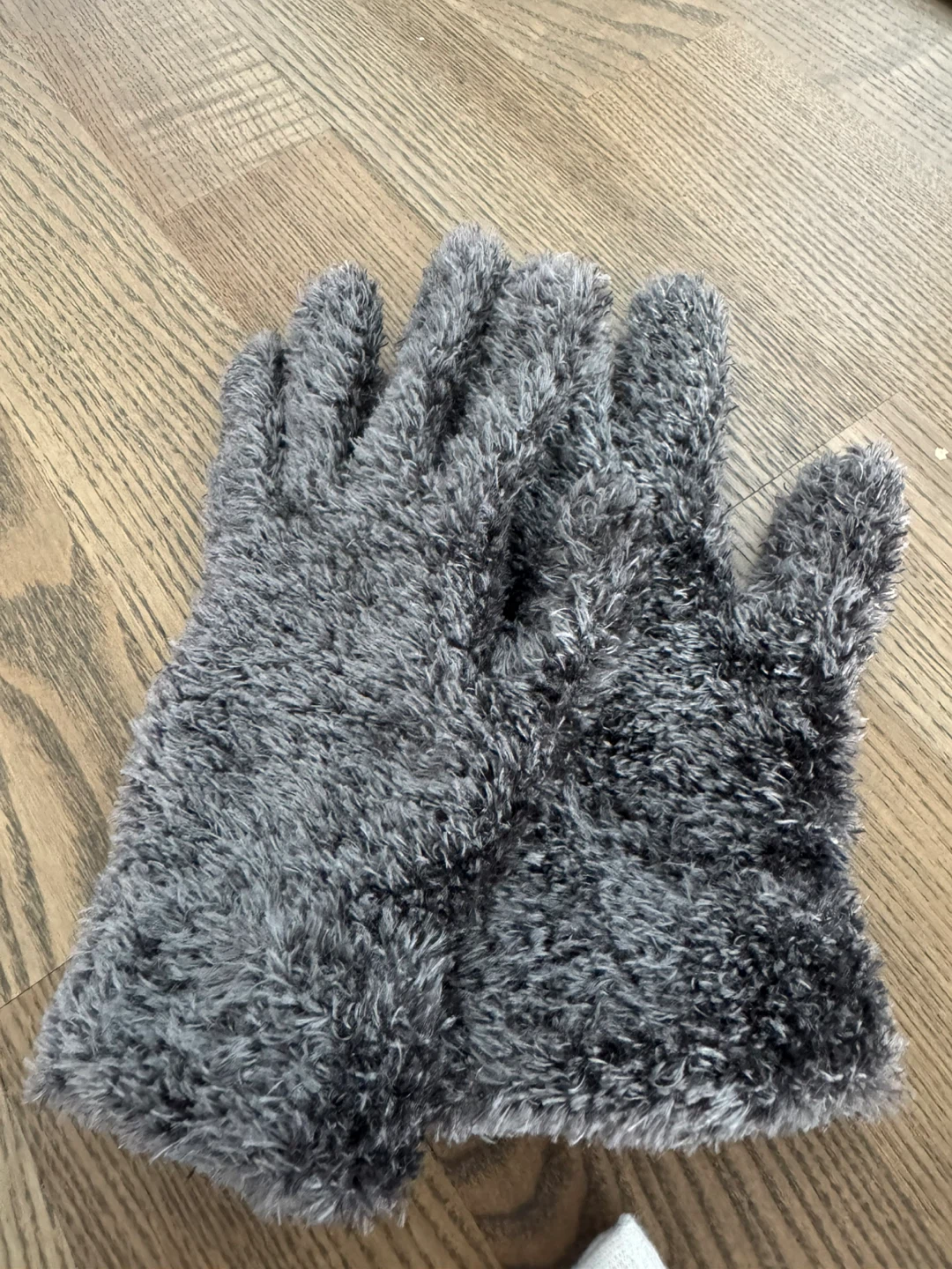grey fuzzy gloves - photo 2