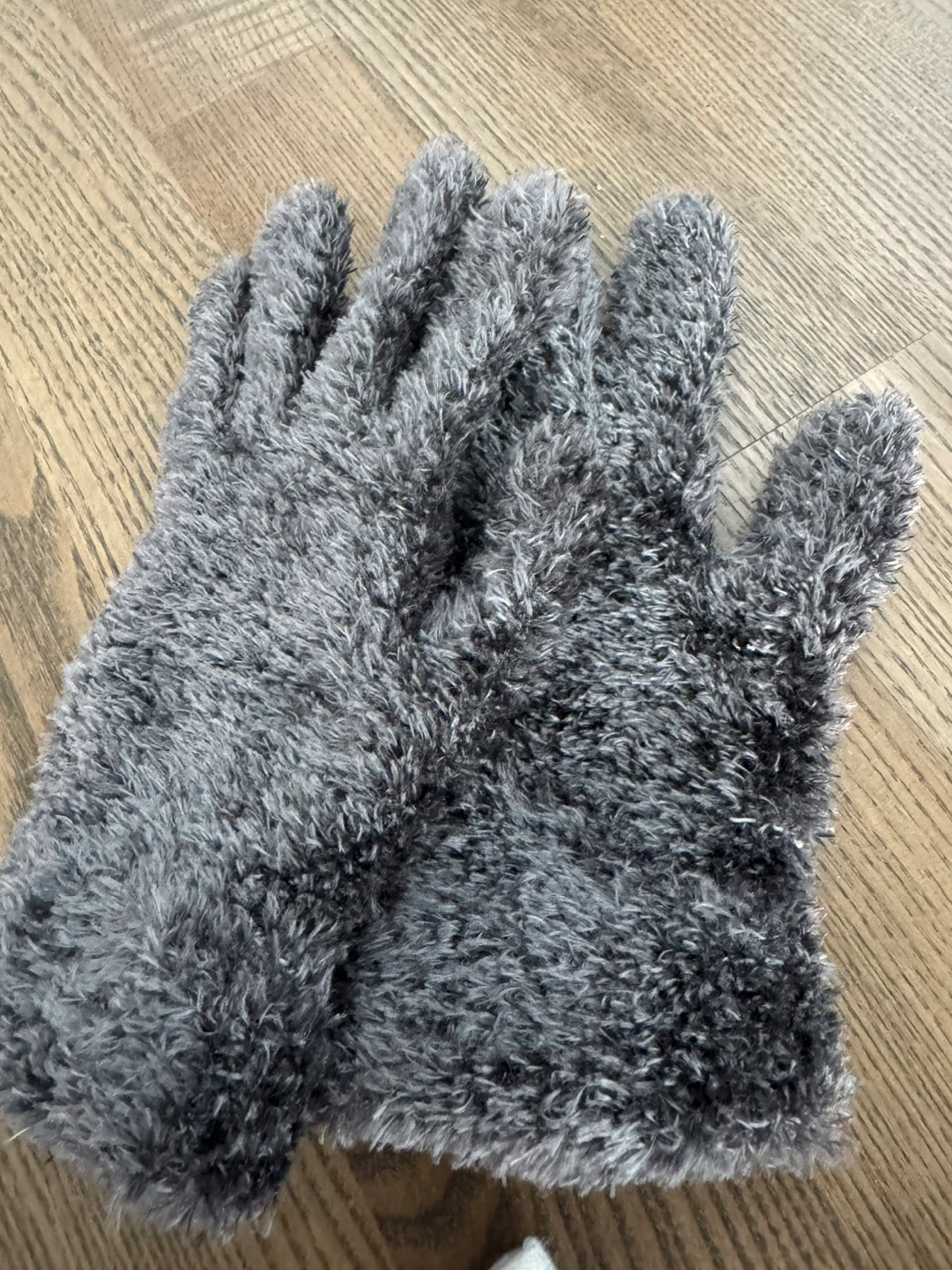 grey fuzzy gloves - photo 4