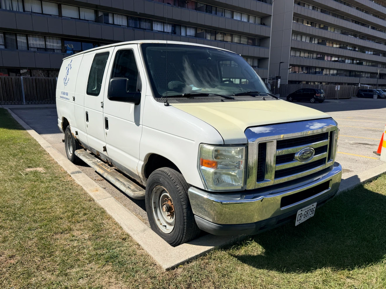 2010 Ford E-250 Cargo Van - photo 2