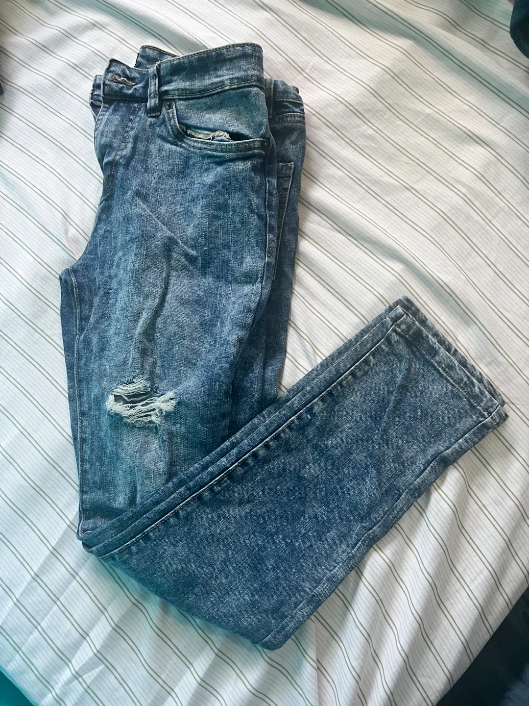 Acid wash distressed denim jeans - photo 2