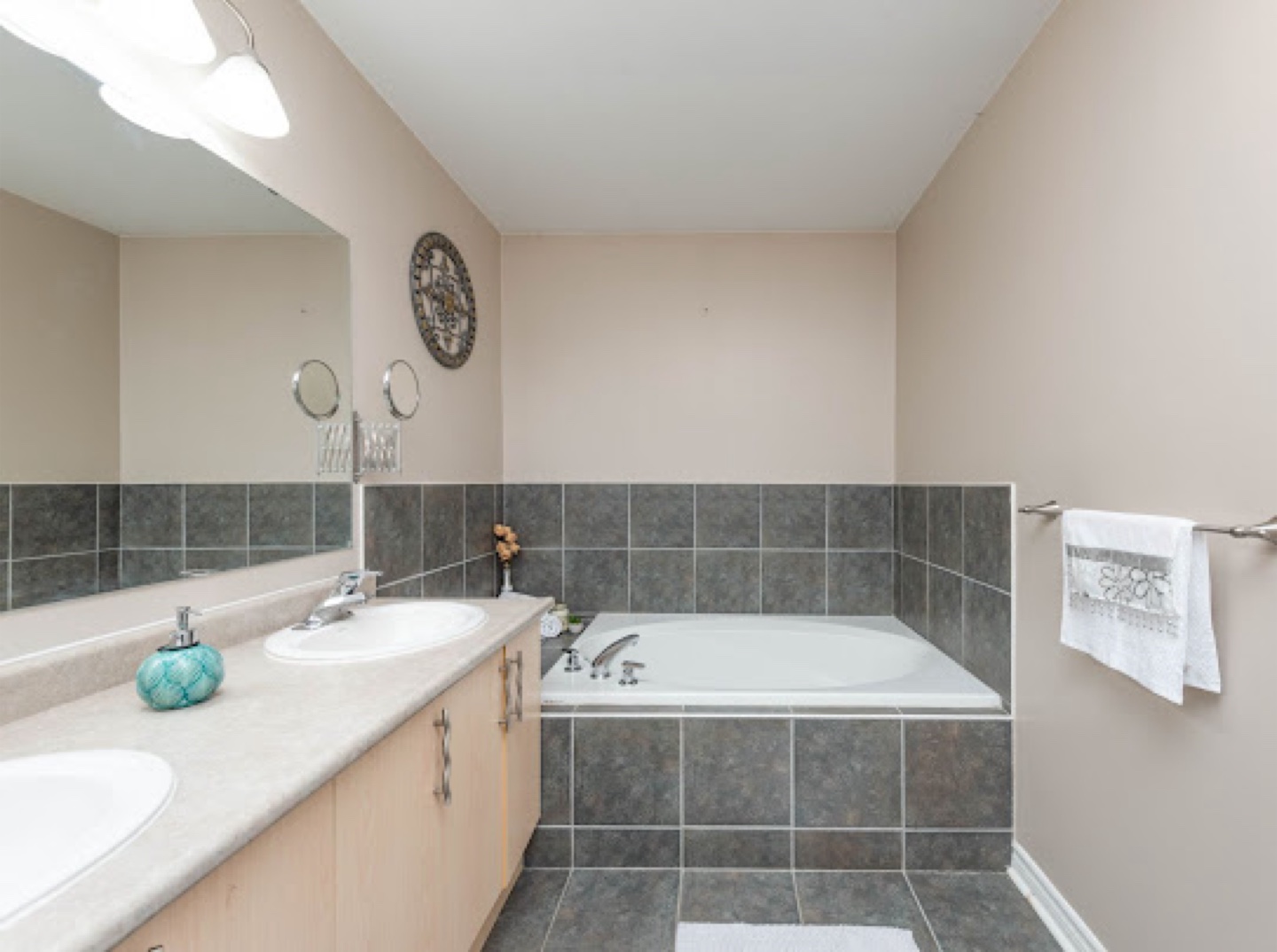 3 Bedroom Upper Level Argentia/Tenth Line/Derry Move November 1 - photo 2