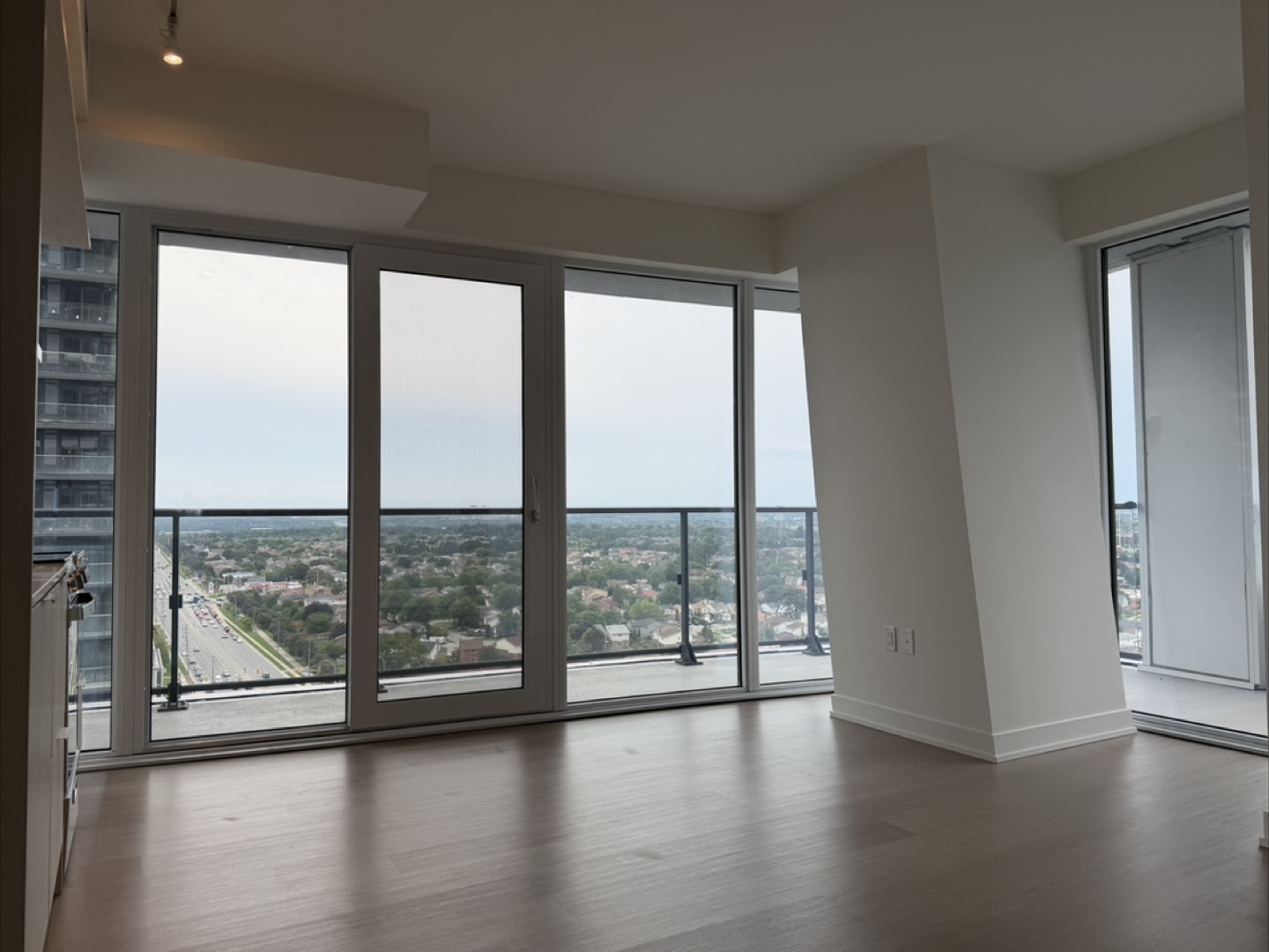 Luxurious 2+1 Bedroom Condo For Rent Square one Area - photo 3