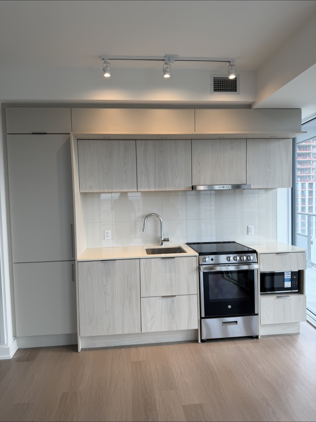 Luxurious 2+1 Bedroom Condo For Rent Square one Area