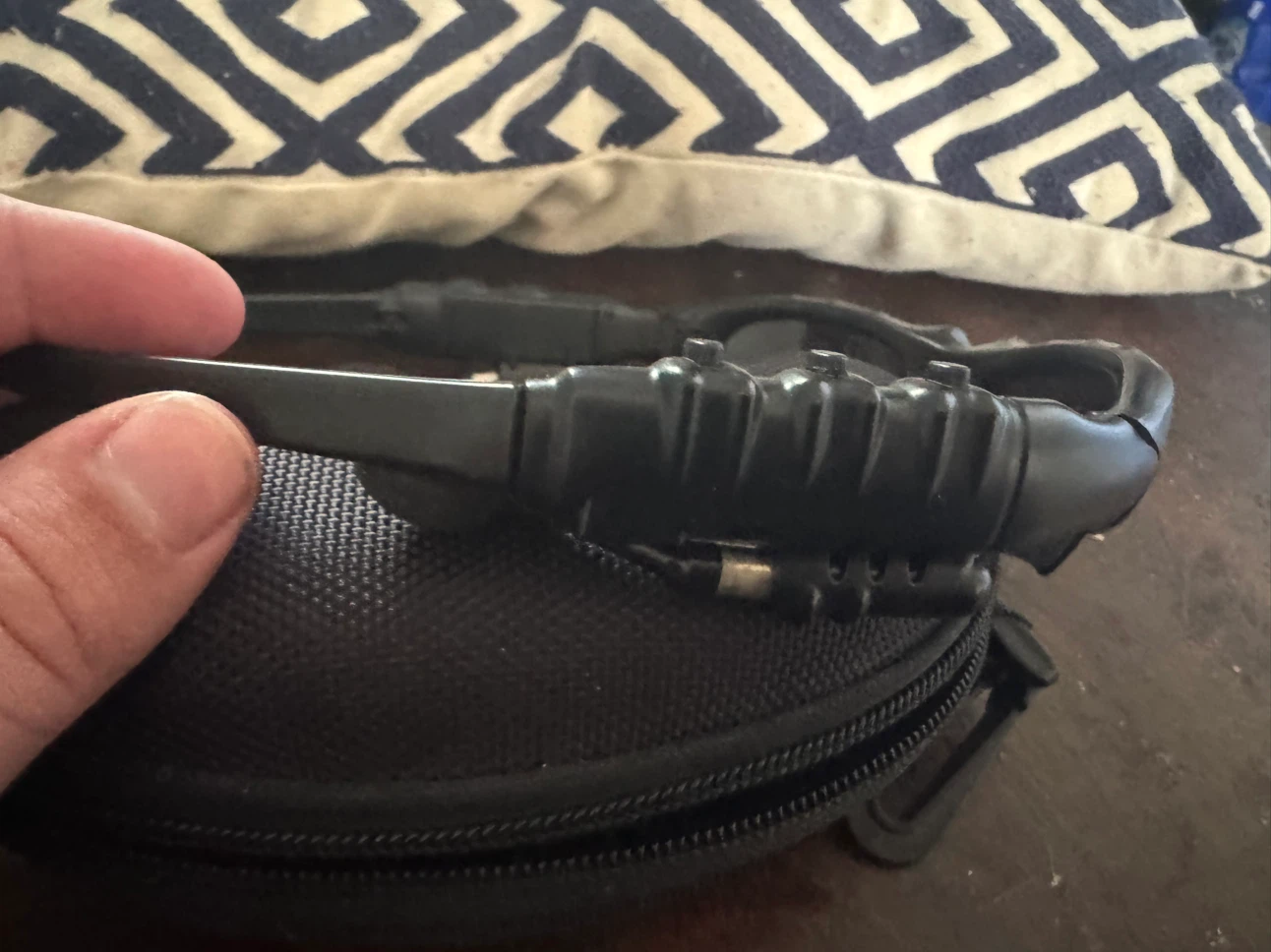 Black wrap sunglasses with hardshell carrying case - photo 2