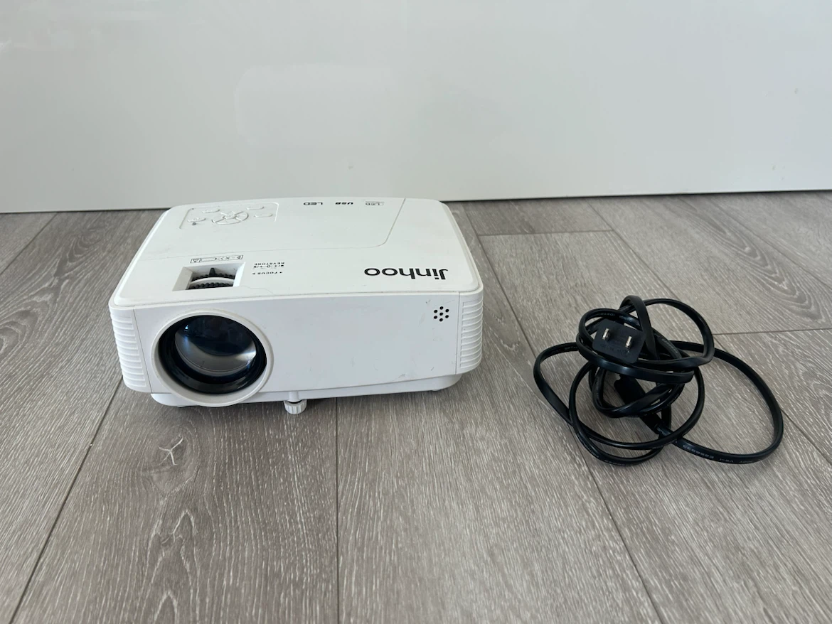 Jinhoo LCD LED Projector