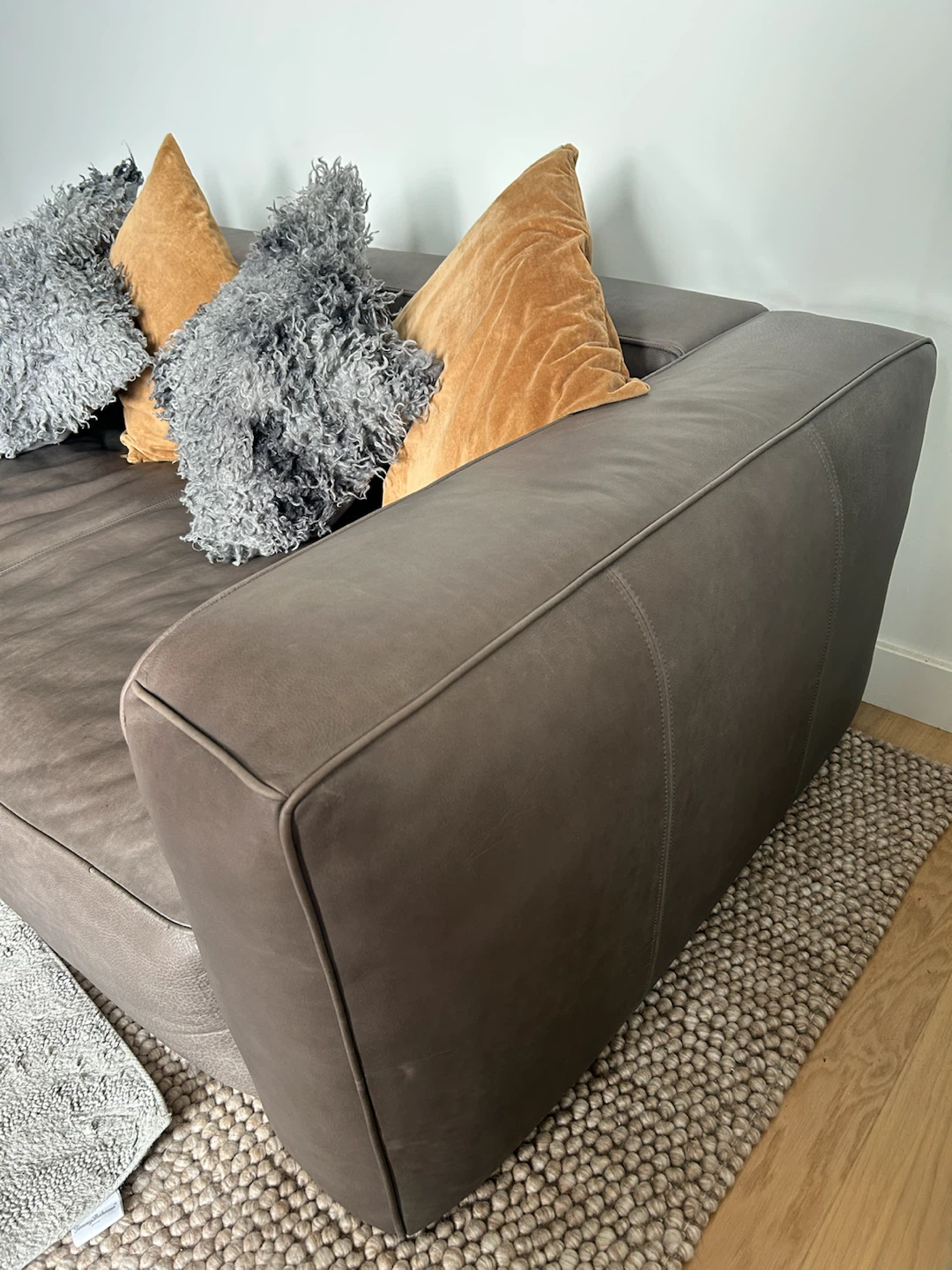 Arhaus Madrone apartment leather sofa and wool carpet: Pick up!! - photo 4