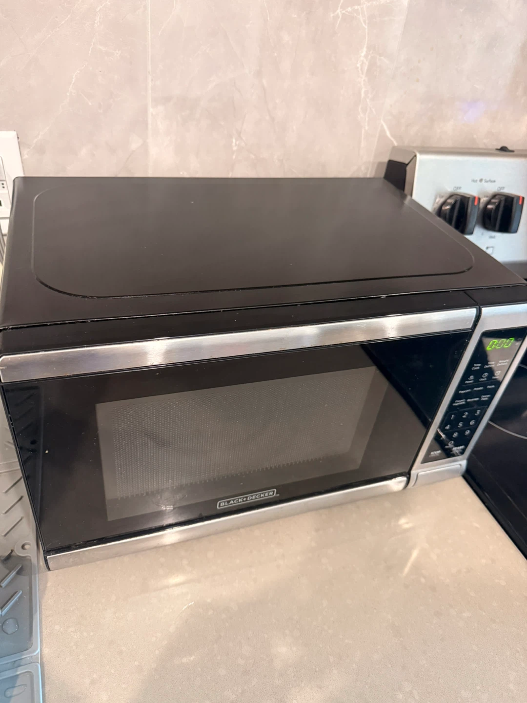 Black & Decker Microwave Oven - photo 2