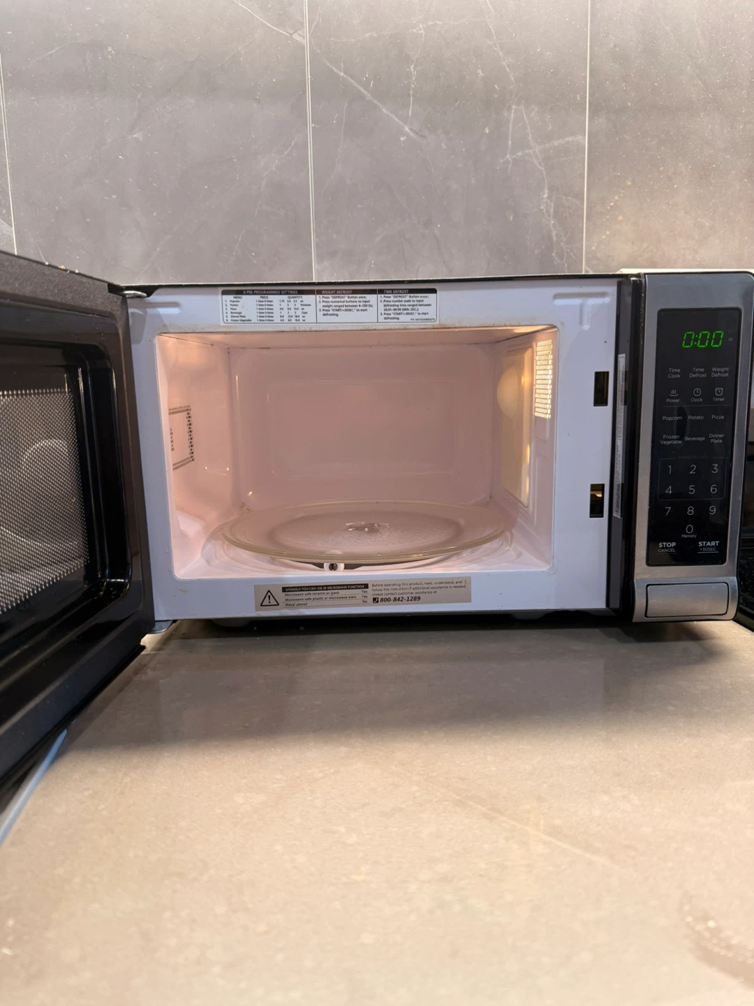 Black & Decker Microwave Oven - photo 3