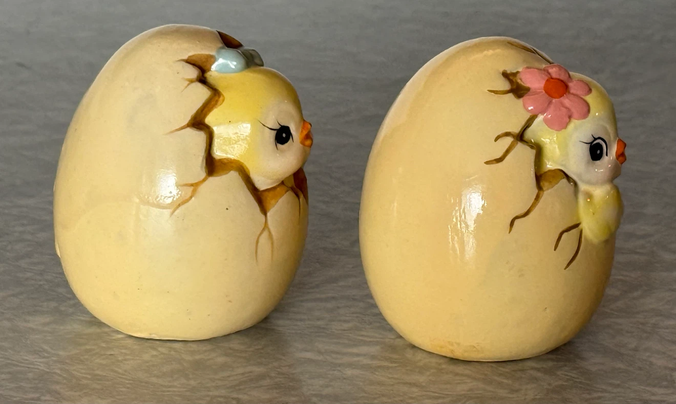 Vintage Chicks in Egg Salt and Pepper Set - photo 4