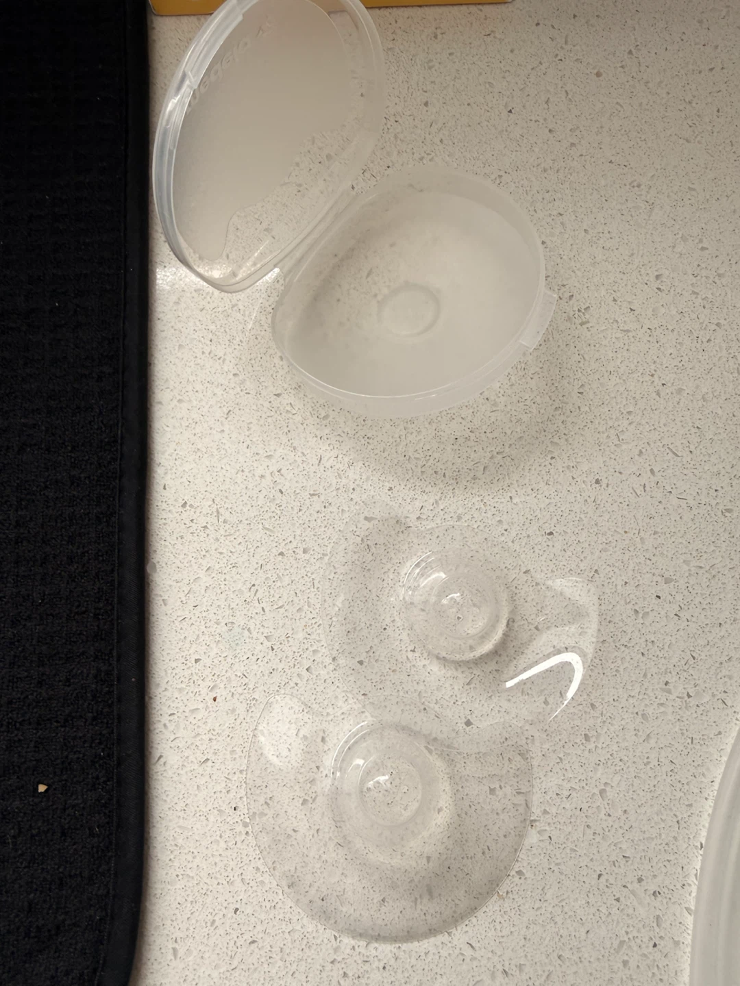 Medela Nipple Shields with Carrying Case - photo 2