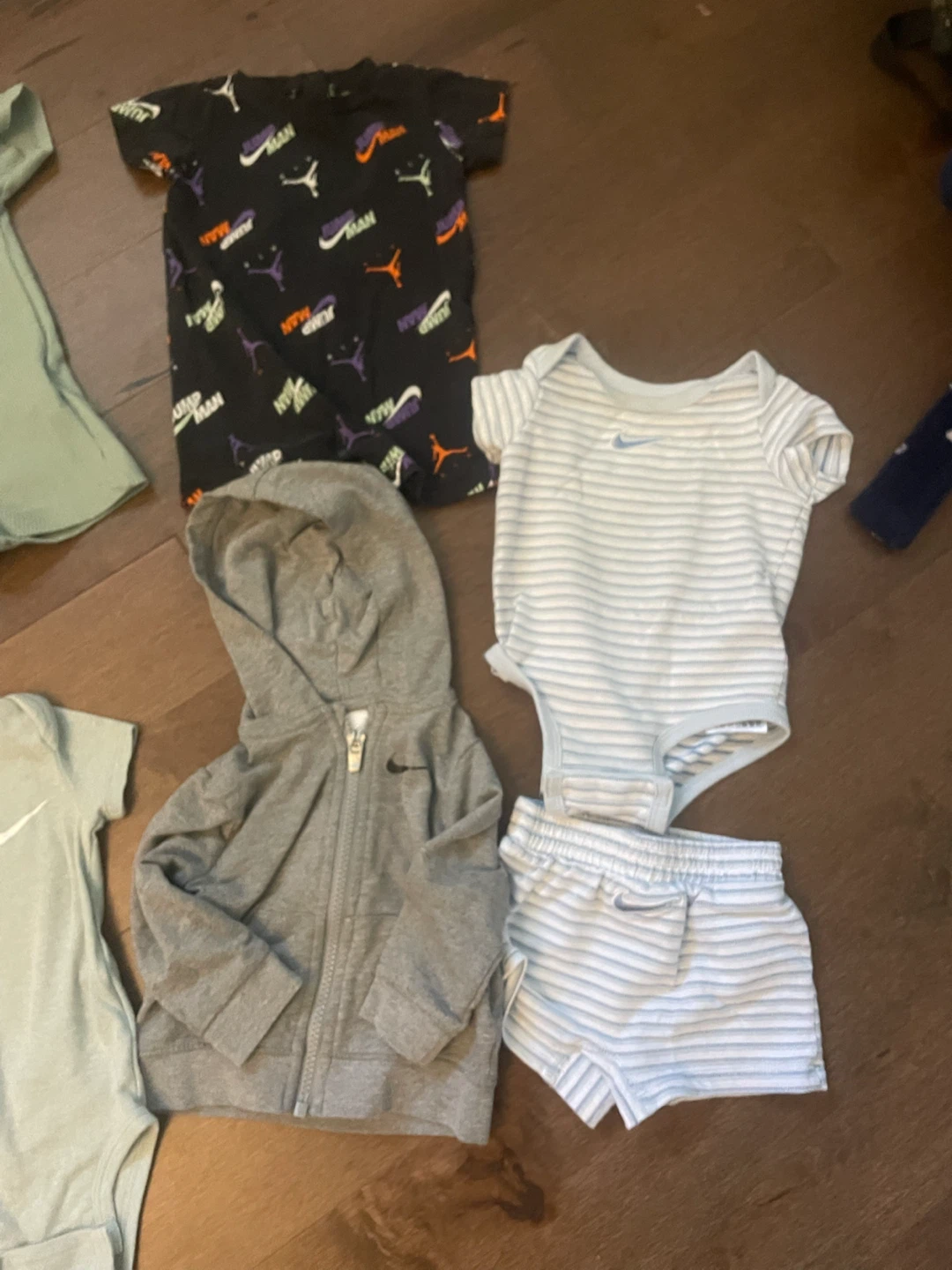 Lot of 10 Nike Infant Clothing Pieces - photo 2