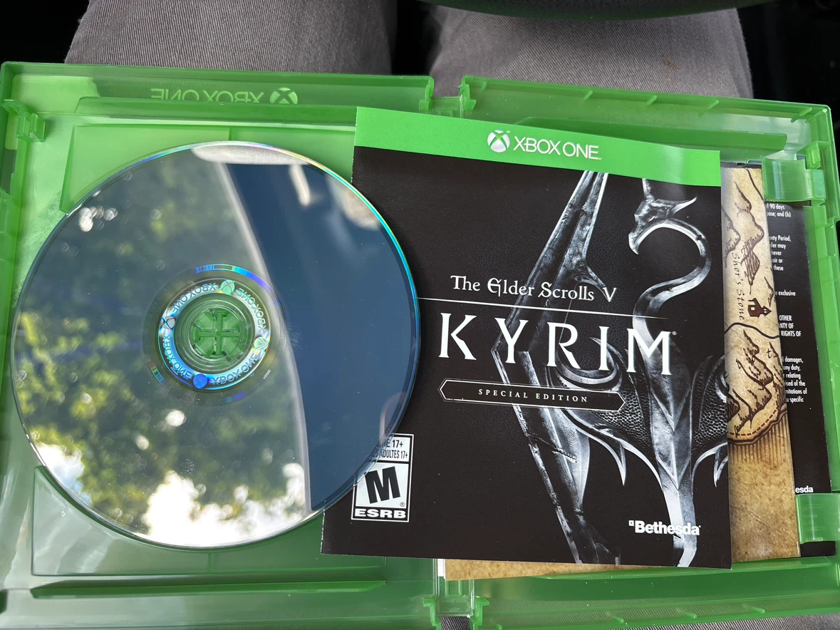 The Elder Scrolls V: Skyrim and Fable III for Xbox - photo 3